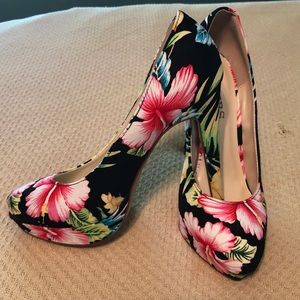 Bakers (JCP) Sidnie Platform Heels Tropical Print